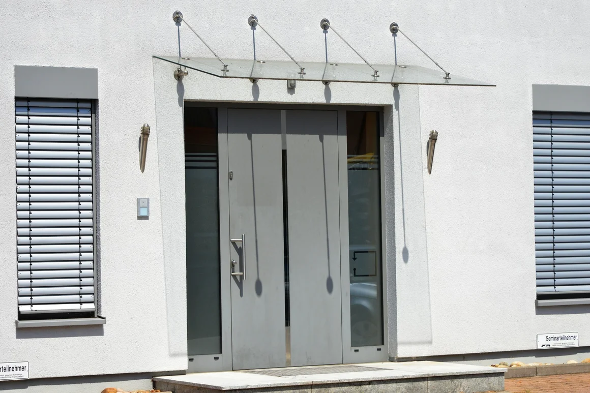 Moderne Haustür mit Glasvordach